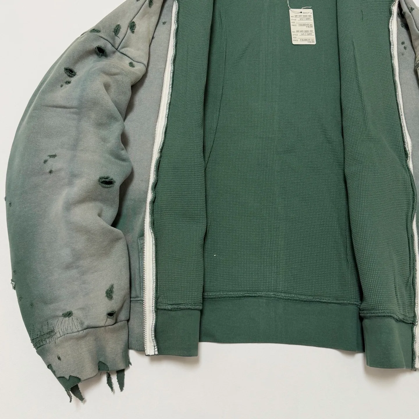 SAINT Mxxxxxx DBL FACE ZIP UP HOODIE/GREEN Double-layer destroyed waffle zipper jacket, washed green S-XL, a style that has been used in the summer. After continuous fine polishing, it has finally been shipped. The finished product is simply a work of art. Super heavy washing and distressing. Multiple water fades. Excessive hand-made wormhole destruction processing. Deconstruction and reorganization embroidery technology. Custom-made zippers with LOGO. The color details of the zipper webbing are also correct. Original grade fruit main label and wash water label. Top purchasing grade. A layer of waffle fabric is added to the inner lining to make the overall texture stronger and increase the comfort and warmth of the wearer.